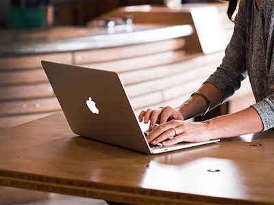 RoboDK TwinBox tekur vélmennaforritun í iðnaðartölvur og tæki